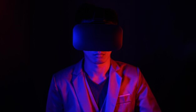 Brille der virtuellen Realität Augmented-Reality-Spiel Zukunftstechnologiekonzept VR simulierte Welt der metaversen Körperhaltung futuristisches Kleid