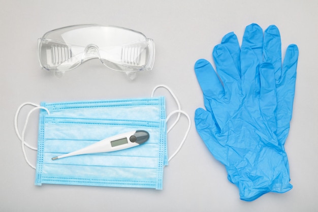 Brille, Handschuhe und medizinische Einwegmaske zum Schutz vor Viren