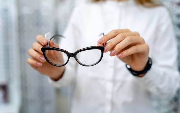 Brille in Frauenhand