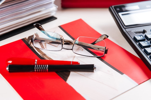 Brille, Stifte Rechner Büro Arbeitsplatz Tisch