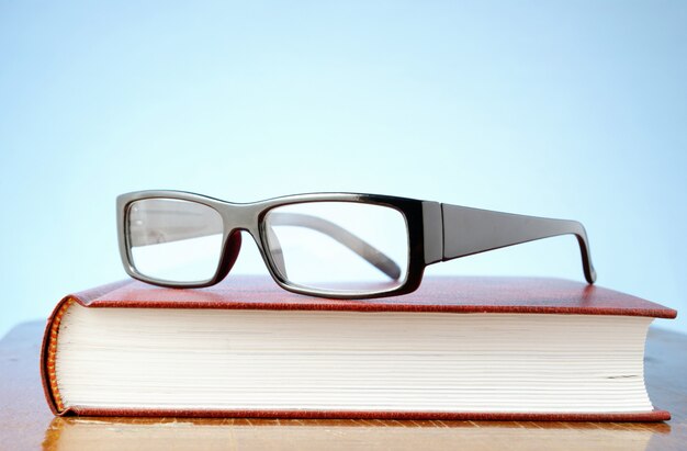 Brille und ein Buch