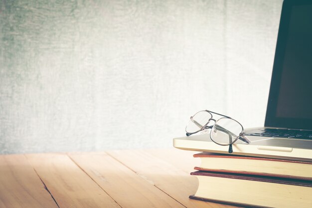 Foto brillen und bücher auf tafelhintergrund