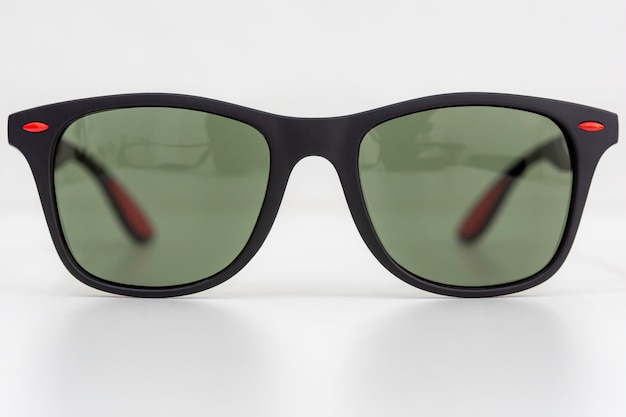 Brillengestelle aus Metall und Kunststoff, Sonnenschutz und Augenschutz.