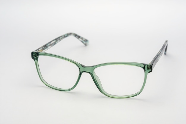 Brillengestelle, Linsen, verschiedene Farben, sowohl aus Metall als auch aus Kunststoff, auf einem schönen farbigen Hintergrund.