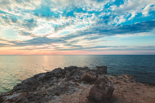 Brilliant Urlaubsziel Strand Sonnenaufgang und Klippen