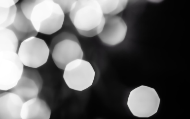 Foto brillo brillante blanco glamoroso sobre fondo abstracto negro superposición de bokeh de fondo de navidad año nuevo y día de san valentín para diseño de marca de vacaciones de lujo