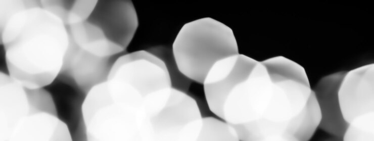 Foto brillo brillante blanco glamoroso sobre fondo abstracto negro superposición de bokeh de fondo de navidad año nuevo y día de san valentín para diseño de marca de vacaciones de lujo