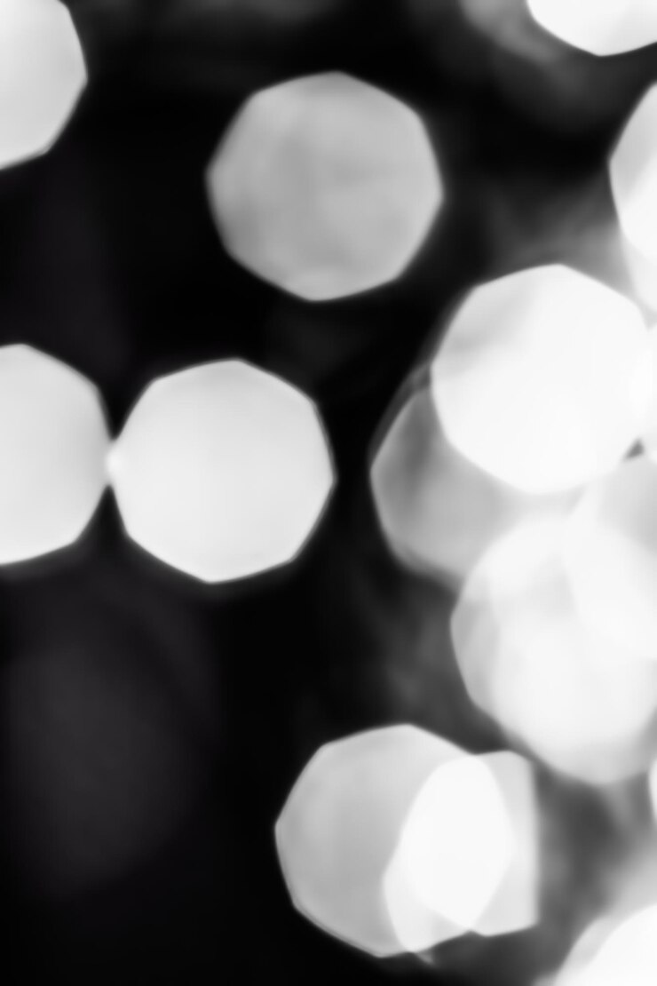 Foto brillo brillante blanco glamoroso sobre fondo abstracto negro superposición de bokeh de fondo de navidad año nuevo y día de san valentín para diseño de marca de vacaciones de lujo