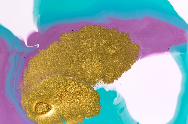 Foto brillo dorado sobre fondo acrílico líquido mármol azul y púrpura abstracto