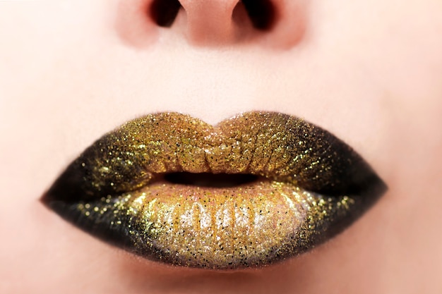 Brillo de labios dorado