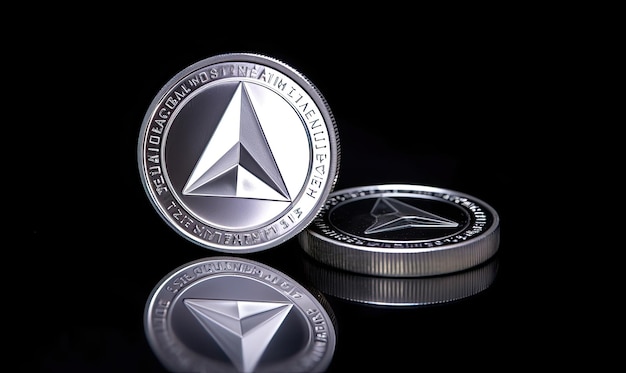 El brillo plateado de las monedas de Ethereum aparece en la oscuridad Creando usando herramientas generativas de IA