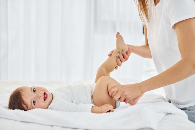 Brincando com a mãe com sua filha está dentro de casa juntos