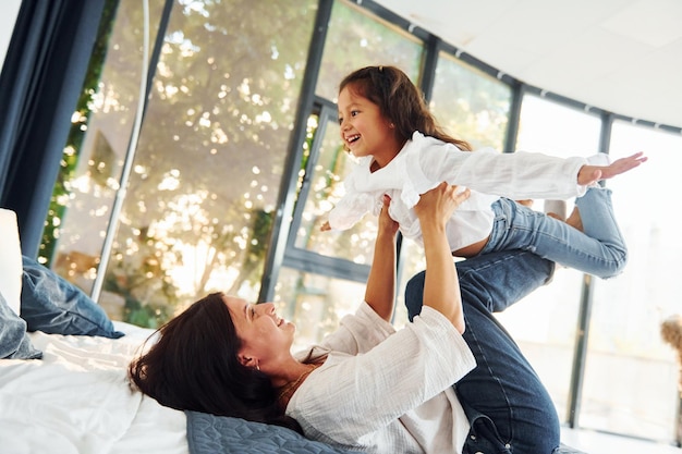 Brincando juntos mãe e filha passando tempo em casa