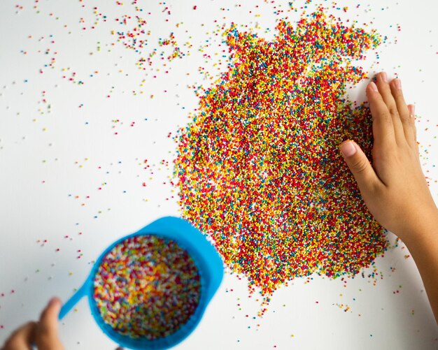 Foto brincar com as salpicaduras de açúcar coloridas atividades divertidas para crianças habilidades motoras finas