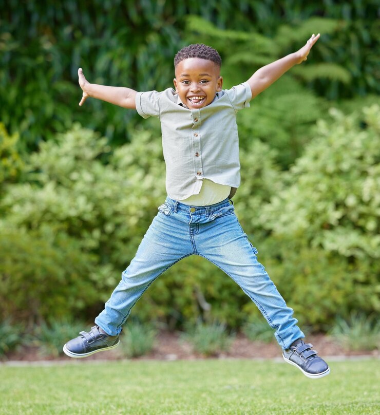 Foto brincar e entusiasmado para menino preto no jardim retrato e parque para férias na natureza quintal sorriso e rosto para criança feliz pessoa ao ar livre e sozinho em san francisco para férias escolares
