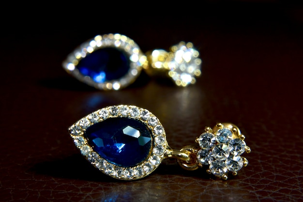 brinco de joia com safira azul