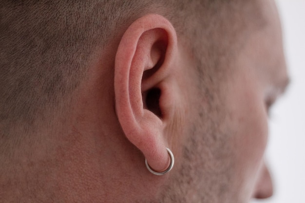 Brinco na orelha Closeup Piercing na orelha Homens
