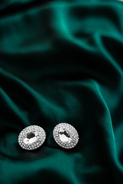 Brincos de diamante de luxo em joias de glamour de férias de seda verde esmeralda escura presentes