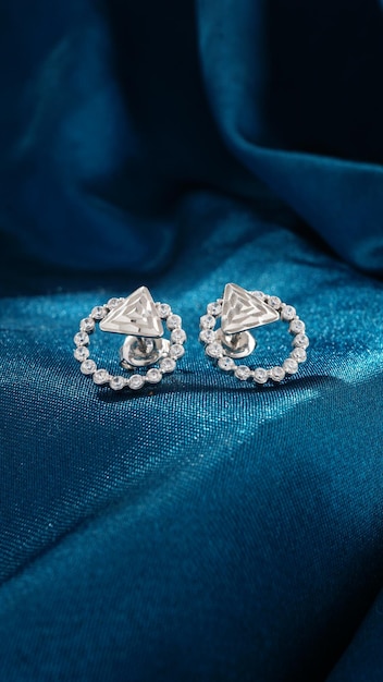 Brincos de diamante de ouro branco isolados em fundo azul