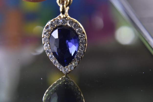 Brincos de ouro branco decorados com safira azul