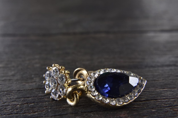 Brincos de ouro branco decorados com safira azul