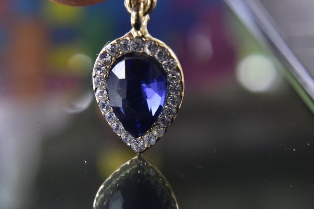 Brincos de ouro branco decorados com safira azul