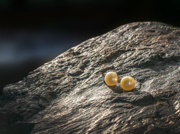 Brincos de pérola em pedra preta