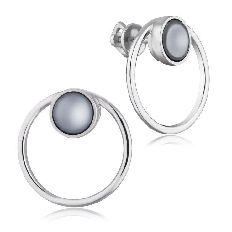 Foto brincos de pérolas elegantes sobre fundo branco