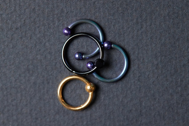 Brincos de piercing closeup em um fundo preto