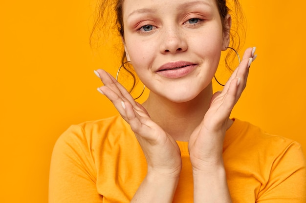 Brincos divertidos de mulher alegre careta gesto de mão estilo de juventude estilo de vida inalterado