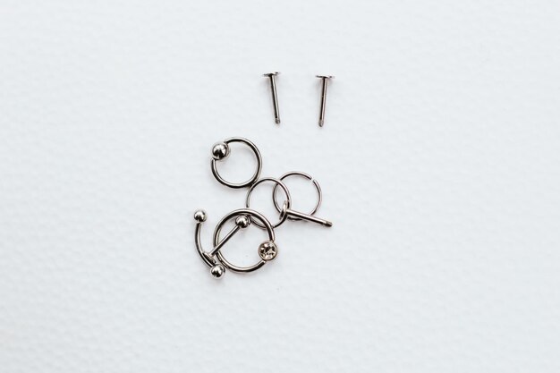Foto brincos e anéis de aço médico para piercing