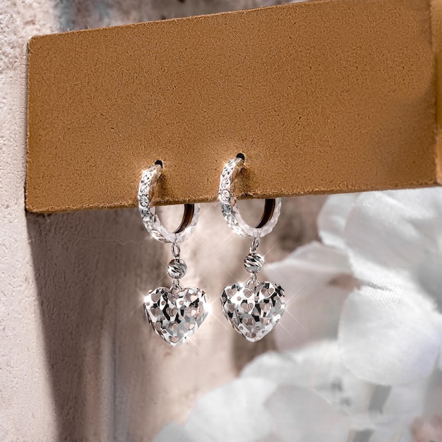 Brincos em ouro branco close-up, com cristais brancos e diamantes. acessórios femininos