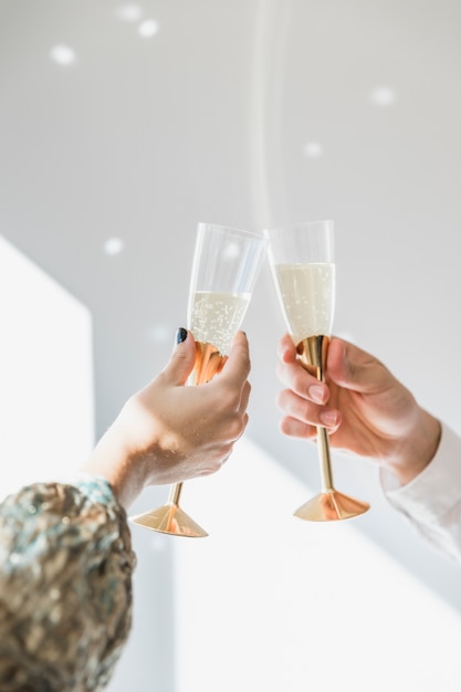 Brindar com champanhe na festa de ano novo