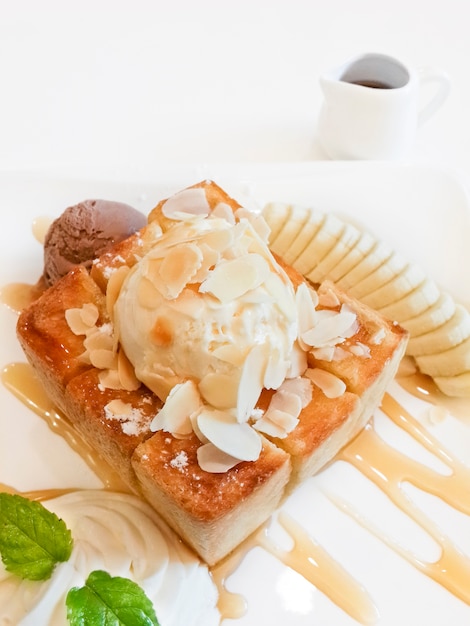 Brinde de mel no prato branco com chocolate e sorvete de baunilha