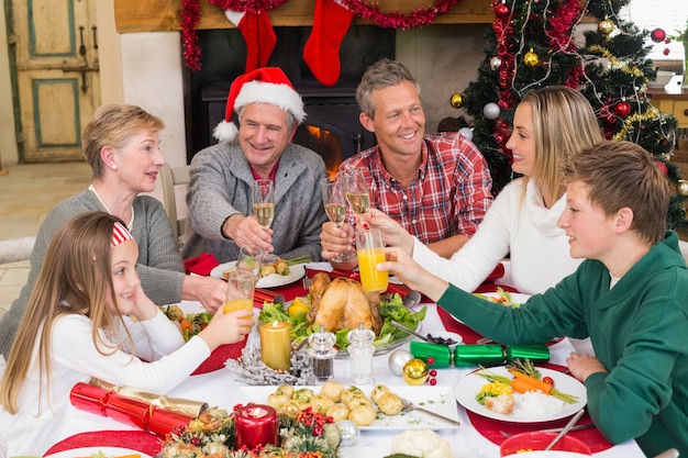 Brinde familiar alargado no jantar de natal