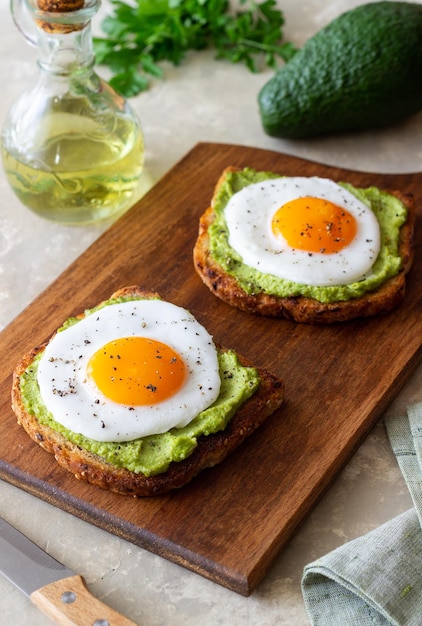 Brindis con guacamole y huevos Alimentación saludable Desayuno