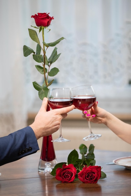 Un brindis en una mesa llena de flores