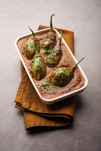 Brinjal-Curry, auch bekannt als würziges Baingan oder Auberginen-Masala, ein beliebtes Hauptgericht aus Indien, serviert in einer Schüssel, Karahi oder Pfanne served