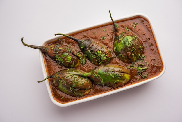 Brinjal-Curry, auch bekannt als würziges Baingan oder Auberginen-Masala, ein beliebtes Hauptgericht aus Indien, serviert in einer Schüssel, Karahi oder Pfanne served