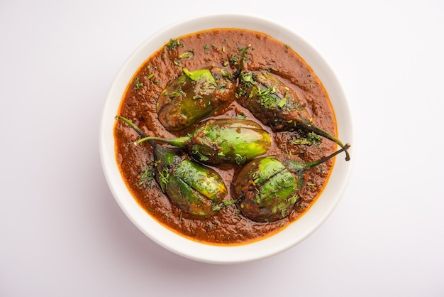 Brinjal-Curry, auch bekannt als würziges Baingan oder Auberginen-Masala, ein beliebtes Hauptgericht aus Indien, serviert in einer Schüssel, Karahi oder Pfanne served