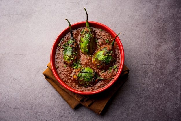 Brinjal-Curry, auch bekannt als würziges Baingan oder Auberginen-Masala, ein beliebtes Hauptgericht aus Indien, serviert in einer Schüssel, Karahi oder Pfanne served