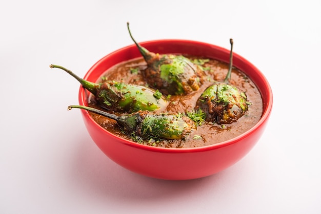 Brinjal-Curry, auch bekannt als würziges Baingan oder Auberginen-Masala, ein beliebtes Hauptgericht aus Indien, serviert in einer Schüssel, Karahi oder Pfanne served