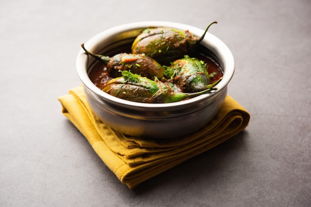 Brinjal-Curry, auch bekannt als würziges Baingan oder Auberginen-Masala, ein beliebtes Hauptgericht aus Indien, serviert in einer Schüssel, Karahi oder Pfanne served