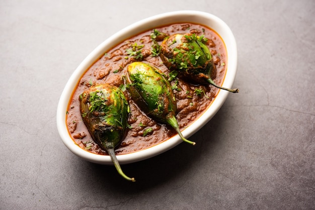 Brinjal-Curry, auch bekannt als würziges Baingan oder Auberginen-Masala, ein beliebtes Hauptgericht aus Indien, serviert in einer Schüssel, Karahi oder Pfanne served
