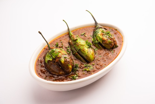 Brinjal-Curry, auch bekannt als würziges Baingan oder Auberginen-Masala, ein beliebtes Hauptgericht aus Indien, serviert in einer Schüssel, Karahi oder Pfanne served