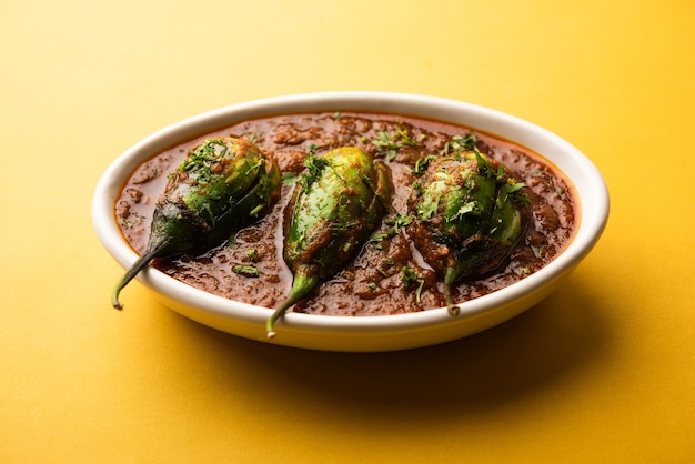 Brinjal-Curry, auch bekannt als würziges Baingan oder Auberginen-Masala, ein beliebtes Hauptgericht aus Indien, serviert in einer Schüssel, Karahi oder Pfanne served