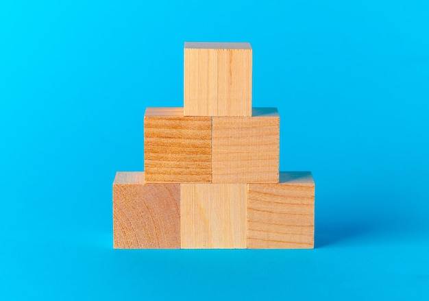 Foto brinque com blocos de madeira na vista frontal azul