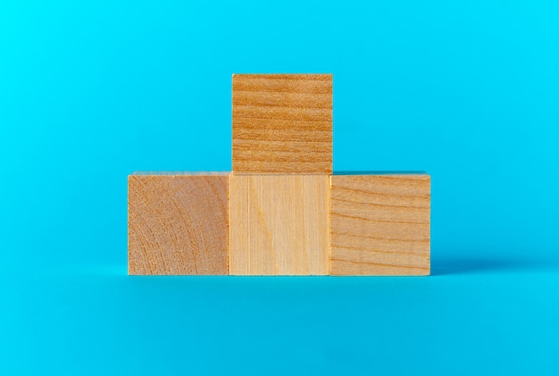 Brinque com blocos de madeira na vista frontal do plano de fundo azul, copie o espaço