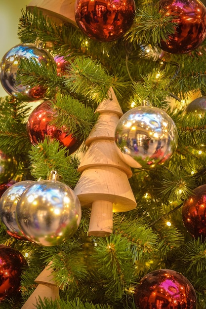 Brinque uma árvore de Natal de madeira em uma árvore de Ano Novo
