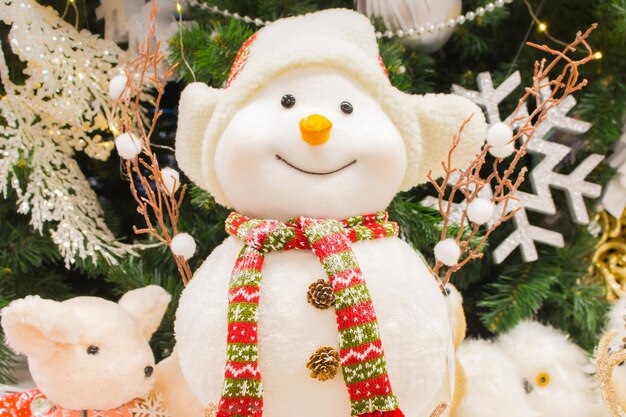 Brinquedo boneco de neve no fundo da árvore de Natal. Celebração de Ano Novo. Decoração de Natal.